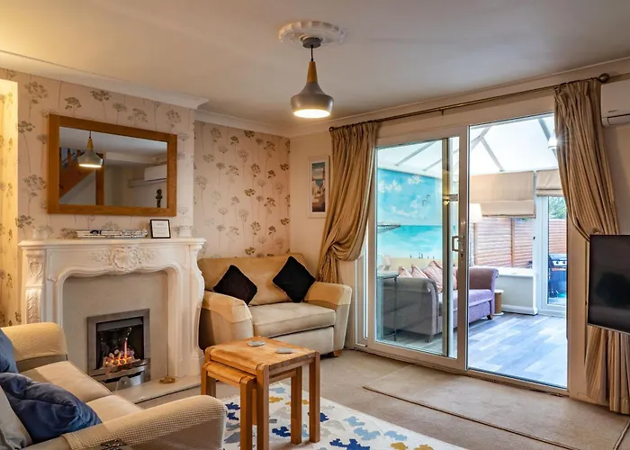 Sunny Queens Park Home - Garden & Private Parking